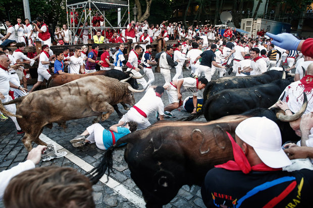 how to run with the bulls how to run with the bulls in pamplona