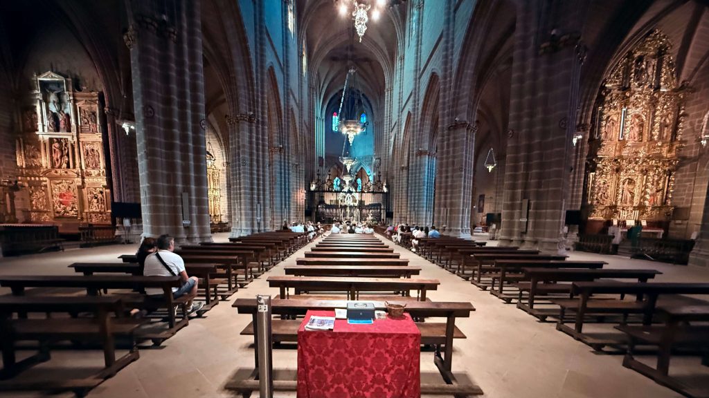 inside pamplona cathedral pews